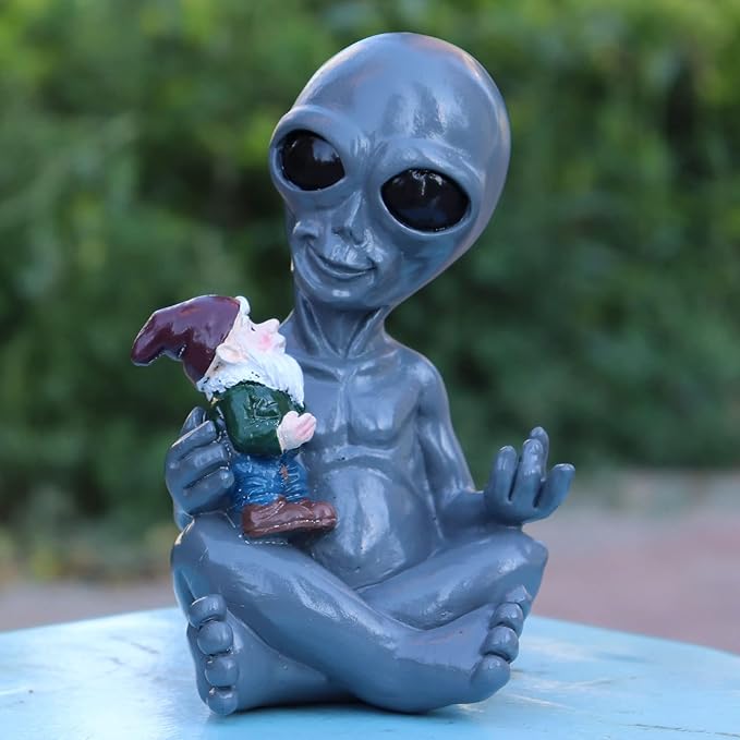 Dnoifne Alien Hugging Gnome Garden Decoration Statue, Resin Alien Dwarf Statue, Waterproof Garden Alien and Gnome Statue for Patio Lawn Porch Decoration Birthday Gifts Housewarming Gifts