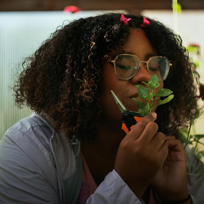 Fiskars 6" Pruning Scissors for Flower Stems, Herbs, Buds, and Small Plants, Garden Snips with Stainless Steel Blades, Gardening Trimmers with Comfortable Handle