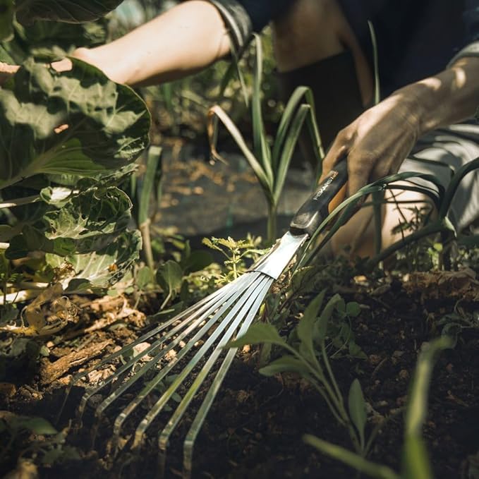 Fiskars Xact Hand Rake, Heavy Duty Gardening Hand Tool with Ergonomic Handle and Hanging Hole for Storage, Stainless Steel Head and Tines, Perfect for Maintaining a Raised Garden Bed