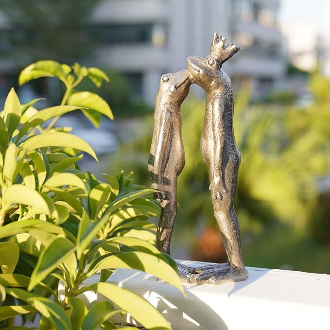 Frog Decor Garden Statue Decor Outside - Couple Kiss Plog Statue Outside Frog Figurines for Yard Patio Lawn Decorations Couple Frogs Front Yard Decorations Outdoor 3.5" 2" 8.75"
