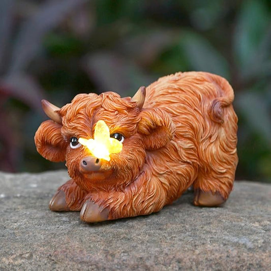 Highland Cow Solar Powered Outdoor Garden Statue, Resin Highland Cow Statue with Solar Light Lantern, Decorative Lawn, Yard Outdoor Highland Cow Decor. Unique home decorations, gifts for women